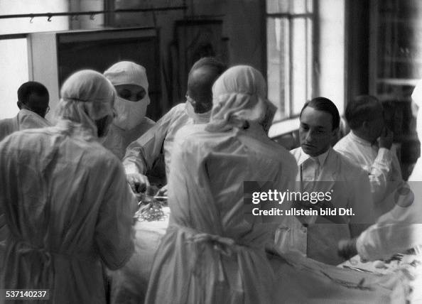Sauerbruch, Ferdinand , , Mediziner, D, - waehrend einer Operation in ...