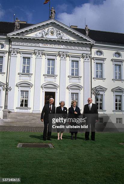 Politiker , D, und Roman Herzog mit Ehefrauen vor dem, Amtssitz des Bundespräsidenten, Schloss, Bellevue in Berlin