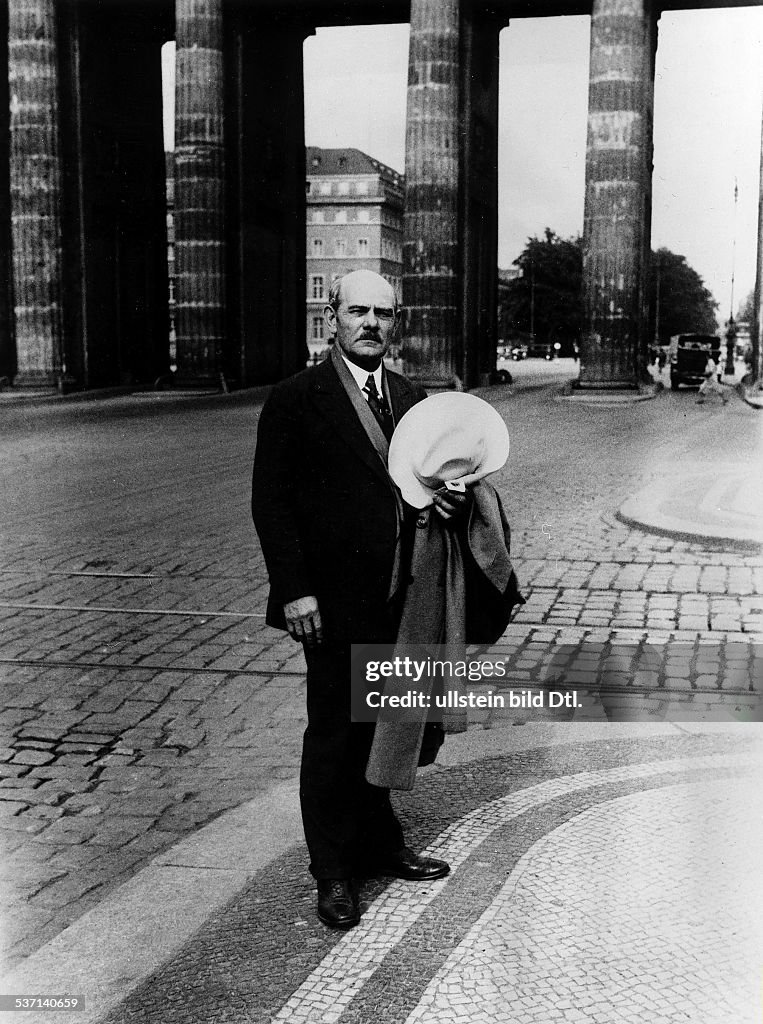 Gutzon Borglum, artist, sculptor. Portrait at the Brandenburg Gate in Berlin, 1931