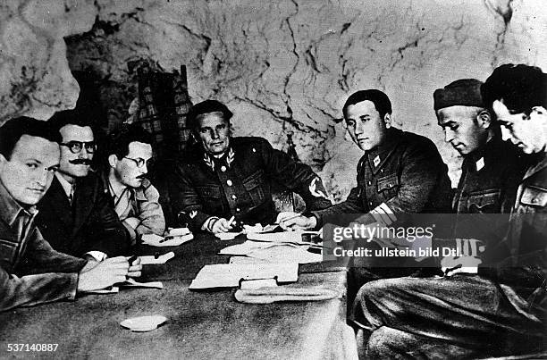 Eigentlich Josip Broz, , Politiker, Kommunist, YU, Tito als Führer der Partisanen in seinem, Hauptquartier, einer Höhle auf der, Adria-Insel Vis,...