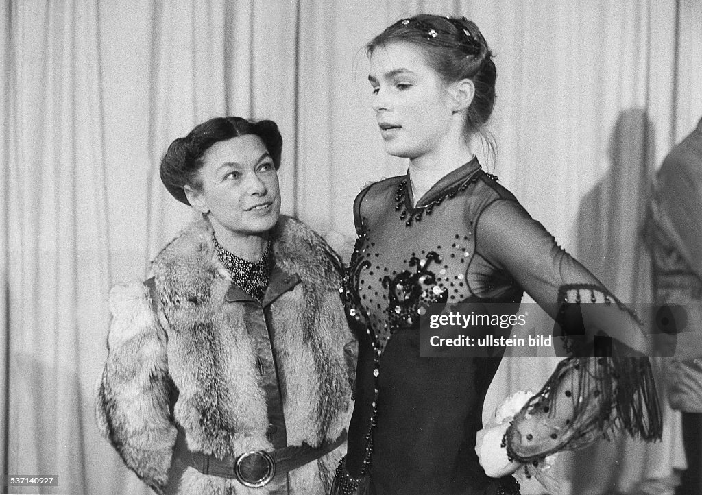 Witt, Katarina - Eiskunstlaeuferin, DDR/ mit Trainerin Jutta Mueller
