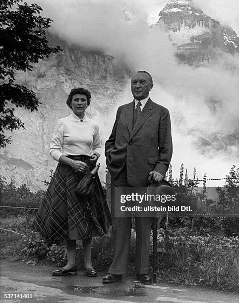 Adenauer, Konrad , Politiker, CDU, BRD, - mit seiner Tochter Ria bei einem, Spaziergang während seines Urlaubs in, Mürren im Berner Oberland, - Juli...