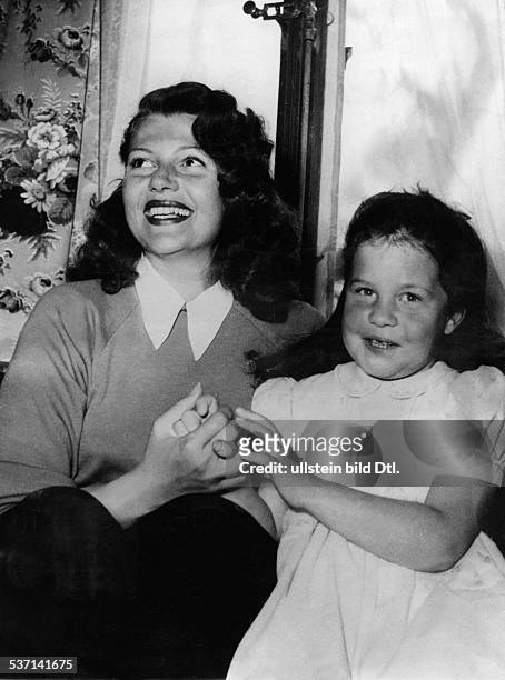 Haworth, Rita , Schauspielerin, USA, mit Tochter Rebecca , in Gstaad, Schweiz, - 1950