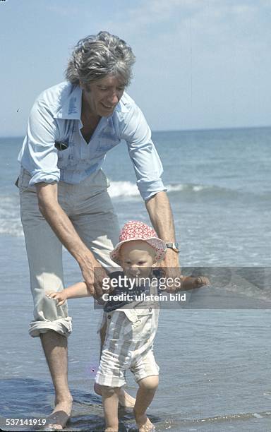 Carrell, Rudi , Showmaster, Schauspieler, Niederlande, - mit Sohn Alexander am Strand von Andasol , - 1979