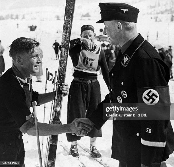 Heydrich, Reinhard , Politiker, NSDAP, D, SS-Offizier , - gratuliert dem SS-Sturmmann Scherer, zum Gewinn des zweiten Platzes, im 18-km Langlauf bei...