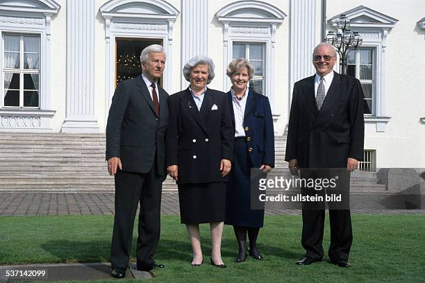 Politiker , D, und Roman Herzog mit Ehefrauen vor dem, Amtssitz des Bundespräsidenten, Schloss, Bellevue in Berlin