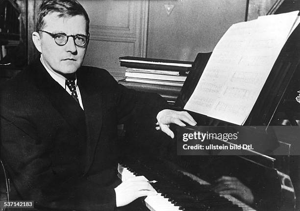 Dmitri Shostakovich,Dmitri Schostakowitsch , Musiker, Komponist, UdSSR , Porträt am Konzertflügel , - um 1954