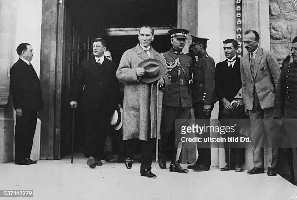 Kemal Atatuerk, , Politiker, Tuerkei, - verlaesst das Abgeordnetenhaus in Ankara, - 1928
