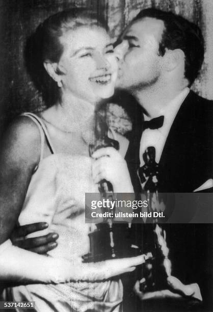 Brando, Marlo , Schauspieler; USA, OSCAR-Verleihung:, Grace Kelly für 'Das Mädchen vom Lande', Marlon Brando für 'Die Faust im Nacken', - 1955