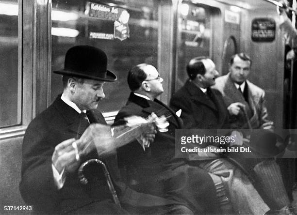 Diplomat, F, - bei einer Fahrt in der Untergrundbahn, anlässlich eines Besuches französischer, Kommunalpolitiker in Berlin; daneben, nach rechts: der...