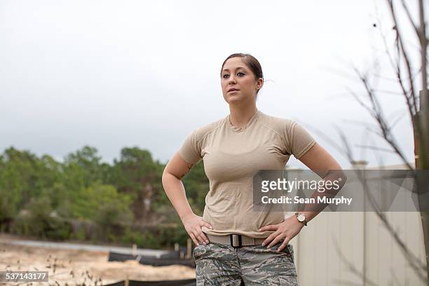 portrait of enlisted female airforce soldier - campamento de instrucción militar fotografías e imágenes de stock