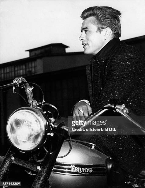 Dean, James - Actor, USA, , - on his motorbike , - around 1950