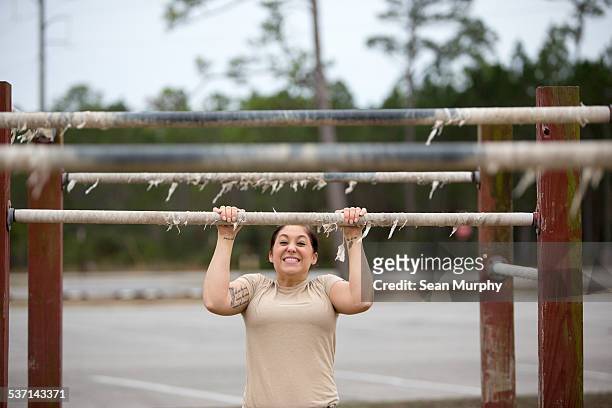female soldier on obstacle course - clenching teeth stock-fotos und bilder