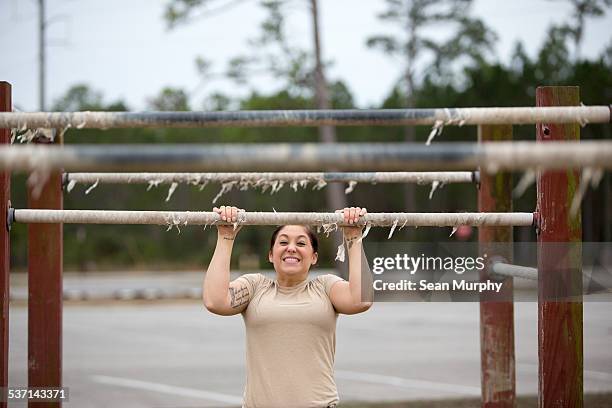 female soldier on obstacle course - treino militar imagens e fotografias de stock
