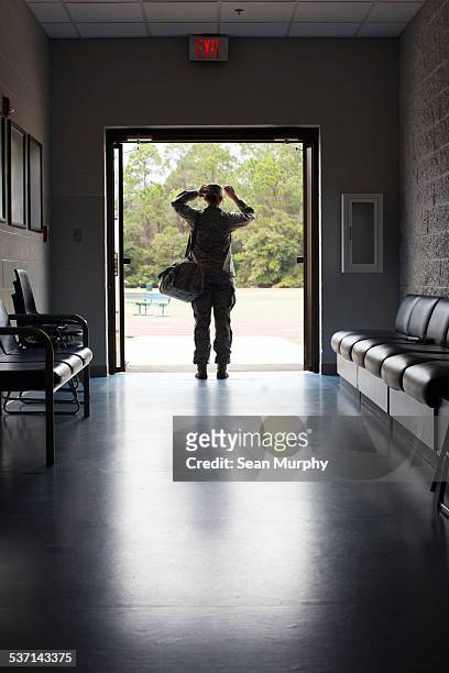 enlisted female airforce soldier in hallway - duffel tas stockfoto's en -beelden