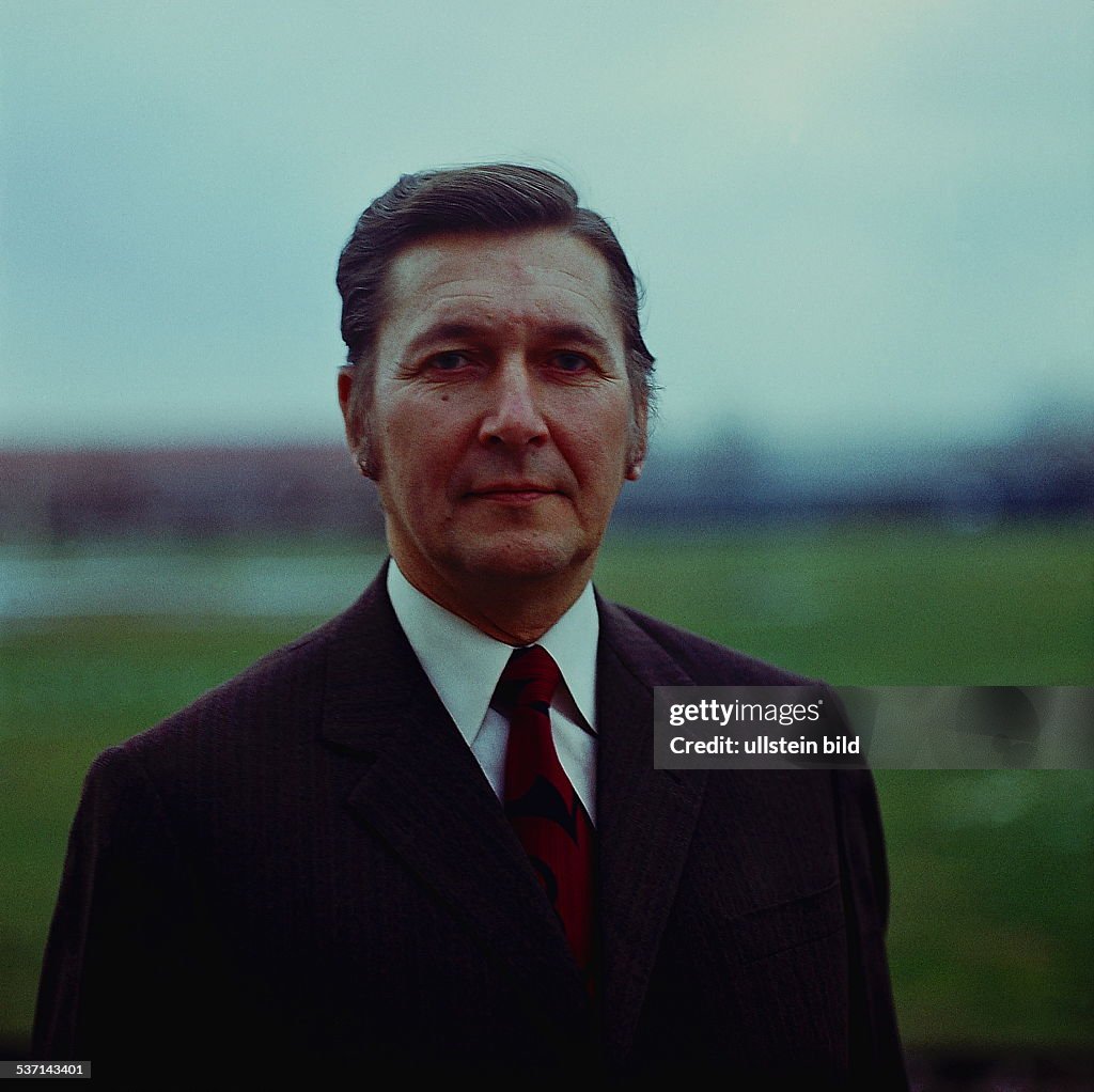 , Sportfunktionär DDR , - Porträt in Anzug und Krawatte - 1974 News ...