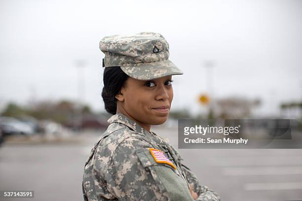 close portrait of female army soldier - us militär stock-fotos und bilder