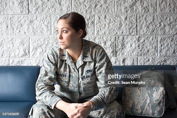 enlisted female airforce soldier - united states airforce stockfoto's en -beelden