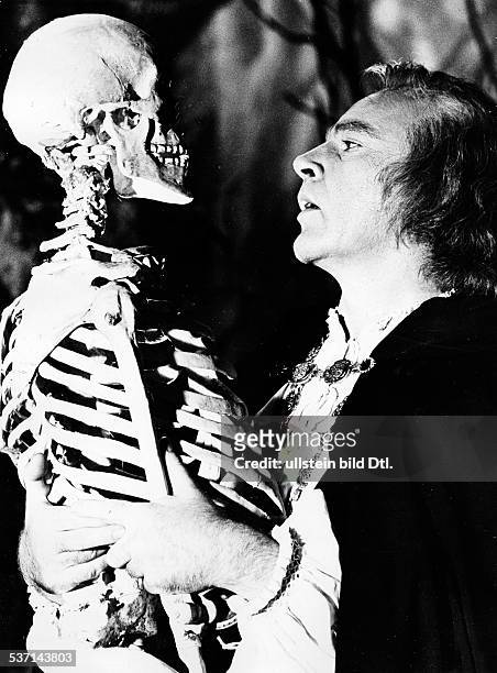 Burton, Richard , Schauspieler, GB, - Rollenportrait als 'Faust' in dem Film 'Dr.Faustus' nach Christopher Marlowe, Regie: Richard Burton, GB, - 1967