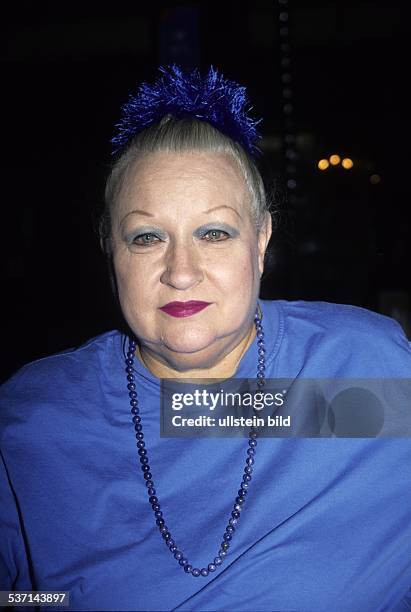 Vita, Helen , , Schauspielerin, Kabarettistin, Saengerin, D/Schweiz, - Halbportrait, traegt ein blaues Oberteil und blauen Haarschmuck, - 1995