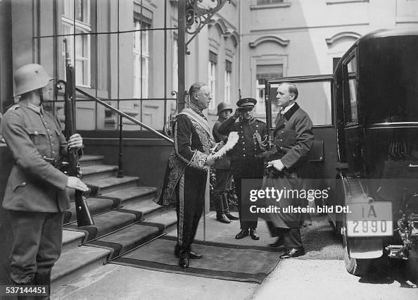 Rumbold, Sir Horace , , Diplomat, GB, - verlässt das... News Photo ...