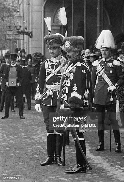 Herzog 1913 - 1918, Kaiser Wilhelm II. Mit seinem, Schwiegersohn, Herzog Ernst August von, Braunschweig, während der Feierlichkeiten, anlässlich der...