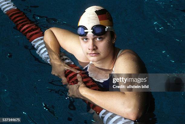 Sportlerin, Schwimmen DDR, - mit Badekappe und Chlorbrille im Wasser, - o.J.