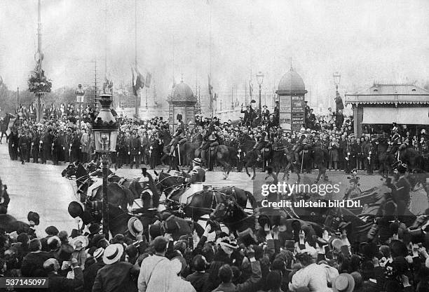 Nikolaus II., , Zar von Russland 1894-1917, - Mit der Zarin Alexandra Feodorowna in einer Kutsche auf der Fahrt zum Palais Elysee in Paris. Zuschauer...