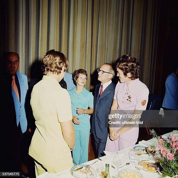 Politiker, SED; DDR, Staatsratsempfang für Olympia-Teilnehmer,, v.r.: Karin Janz, E. H. , Karin Balzer, Renate Stecher