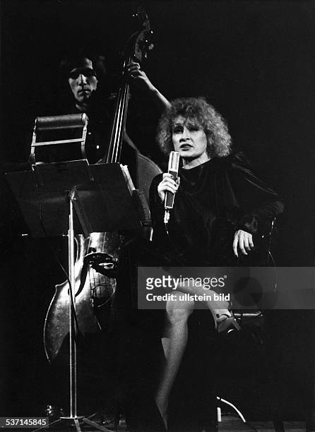 Ingrid Caven, *-, Sängerin, Schauspielerin, D, - als Sängerin mit Bassbegleitung, - 1984Foto: Erika Rabau