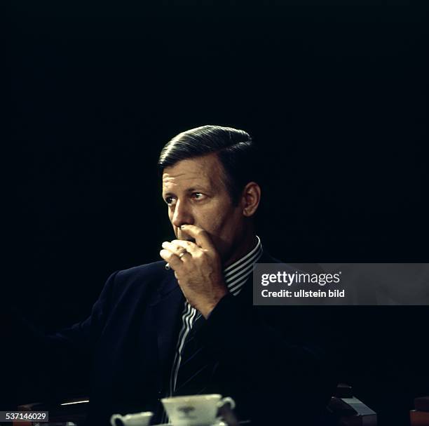 Schmidt, Helmut *- , Politiker SPD, D, Bundeskanzler 1974-1982, - Portrait mit Zigarette, - undatiert