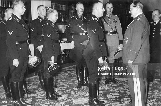 Goering, Hermann, 12.01.1893 - , Politiker, NSDAP, D, - Reichsführer SS Heinrich Himmler und seine engsten Mitarbeiter, gratulieren; hinter Himmler...
