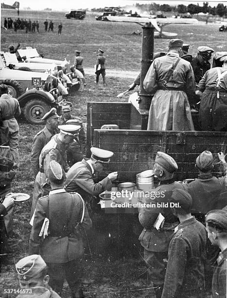 Heinrich Himmler,Adolf Hitler, , Politiker, NSDAP, D, - auf einem Feldflugplatz der Heeresgruppe, Süd im Raum Rawa / Tomaszow bei einer, Mahlzeit an...