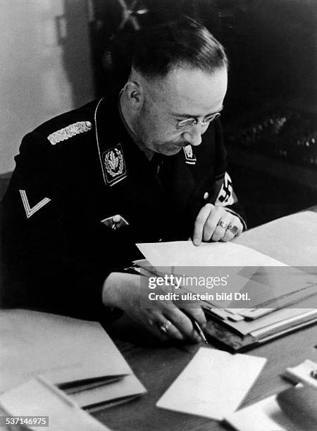 Heinrich Himmler, , Politiker, NSDAP, D, - am Schreibtisch in seinem, Arbeitszimmer, - veröffentlicht anlässlich des, zehnten Jahrestages der...