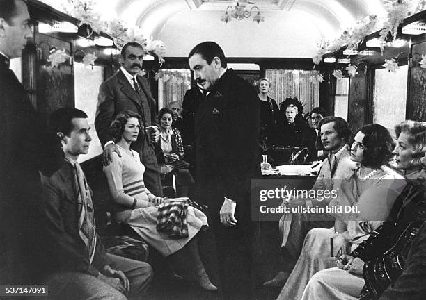 Albert Finney at the film 'Murder on the Orient Express' with : Anthony Perkins, Vanessa Redgrave, Sean Connery , Michael York, Jacqueline Bisset,...