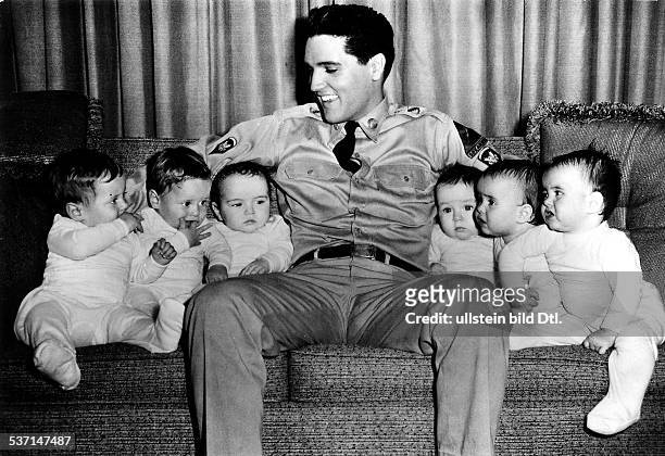 Presley, Elvis , Saenger, Schauspieler, USA , - mit Babies in dem Film 'Cafe Europa' ,, Regie: Norman Taurog, USA, - 1960