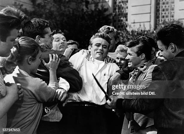 Dean, James - Actor, USA Scene from the movie 'Rebel without a Cause'' Directed by: Nicholas Ray USA 1955 Vintage property of ullstein bild