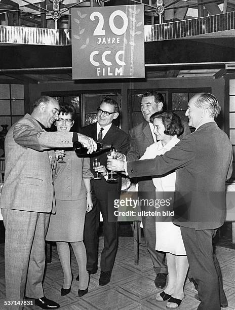 Artur Brauner, -, Filmproduzent, D, Feier '20 jahre CCC-Film':, A.B. Mit Mitarbeitern beim Anstossen mit, Sekt., 1966