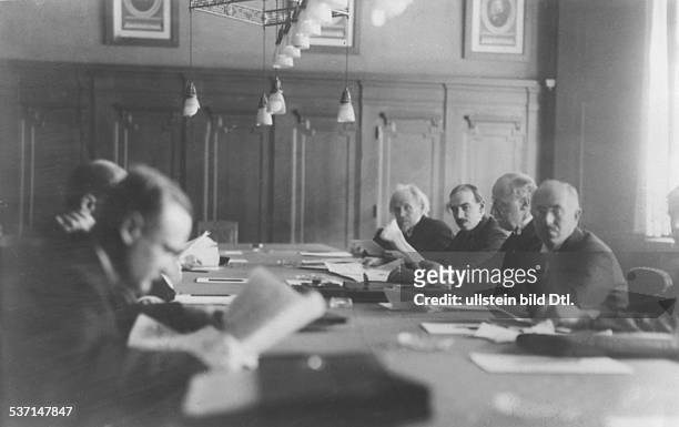 Keynes, John Maynard , Oekonom, Politiker, Mathematiker, Grossbritannien, - in Gruppe bei einer Konferenz Keynes mit dem niederländischen Bankier...