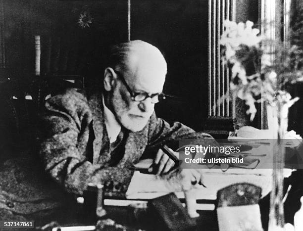Freud, Sigmund , Wissenschaftler, Psychoanalytiker, Österreich, Porträt am Schreibtisch, - undatiert