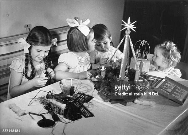 Joseph Goebbels , Politiker, NSDAP, D, - die Kinder Helga, Hilde, Hellmut, und Holde bei Weihnachtsbasteleien, - Dezember 1938, Foto: Ernst Sandau