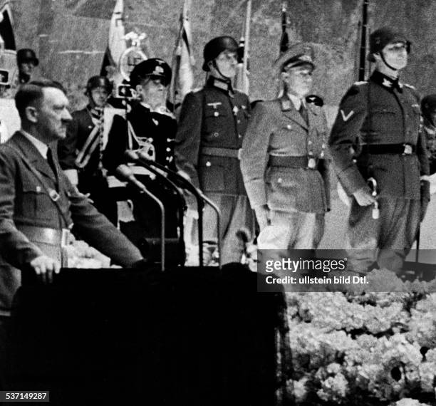 Heydrich, Reinhard , Politiker, NSDAP, D, Adolf Hitler am Rednerpult während seiner, Ansprache im Mosaiksaal der Reichskanzlei