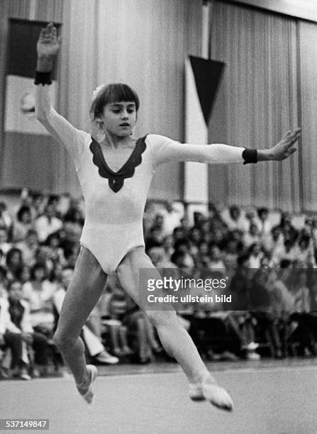 Comaneci, Nadia *, Sportlerin / Turnen / Kunstturnen, R, - beim Bodenturnen auf einer, Veranstaltung in Gera, - 1973