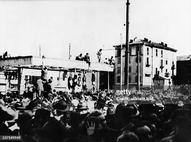 Benito Mussolini , , Politiker, Italien, 1925-1943/45 Diktator Italiens, Menschenmenge auf dem Piazzale Loreto in, Mailand vor den an einer...