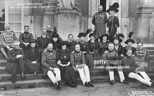 Wilhelm II. , Deutscher Kaiser 1888-1918, König von Preussen, - Das Kaiserpaar und die Kaiserliche Familie: hinten 3. Von links, Prinz Heinrich, in...