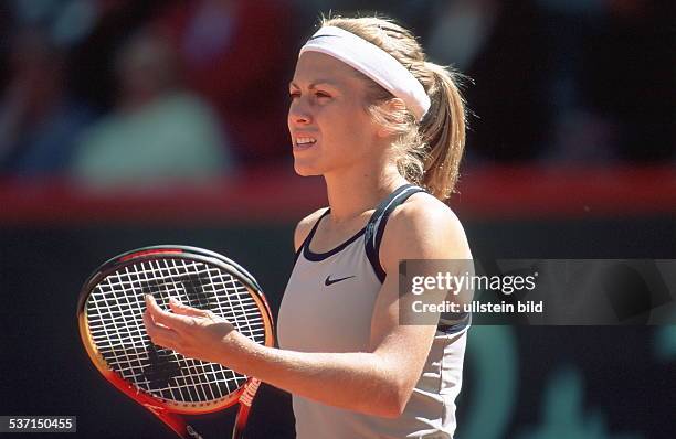 Tennisspielerin Südafrika, Brustbild mit Tennisschläger, - April 1999