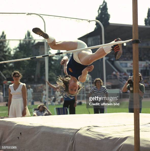 Hochspringerin DDR, überspringt im DDR-Trikot während eines,... News Photo - Getty Images