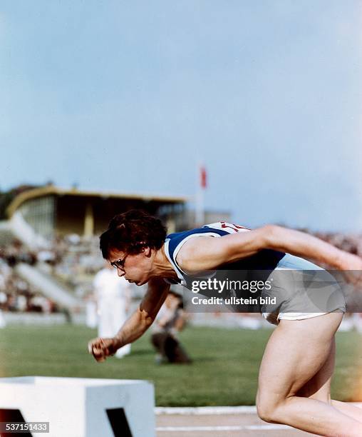 Geb. Köhler, Sportlerin, Leichtathletik DDR, in Aktion, kommt aus dem Startblock, - undatiert