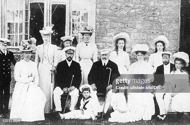 Zar von Rußland 1894 - 1917, Besuch der Zarenfamilie in England:, Auf den Stühlen sitzen v.li.n.re., Prinzessin Mary , Zar, Nikolaus II., König...