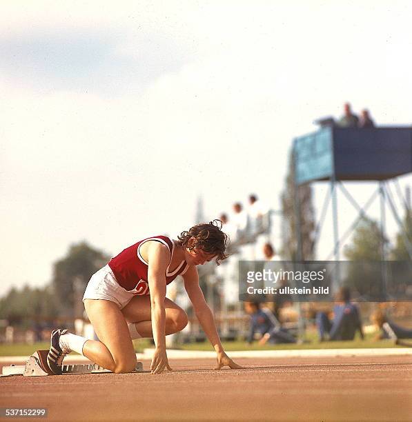 Leichtathletin DDR, DDR-Meisterschaften in Erfurt, 400m:, sitzt im Startblock; sie läuft mit 51 sek Europarekord - Juni 1972